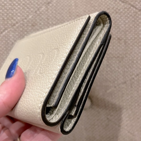 π GUCCI Embossed Logo Trifold Leather Wallet - Picture 15 of 15